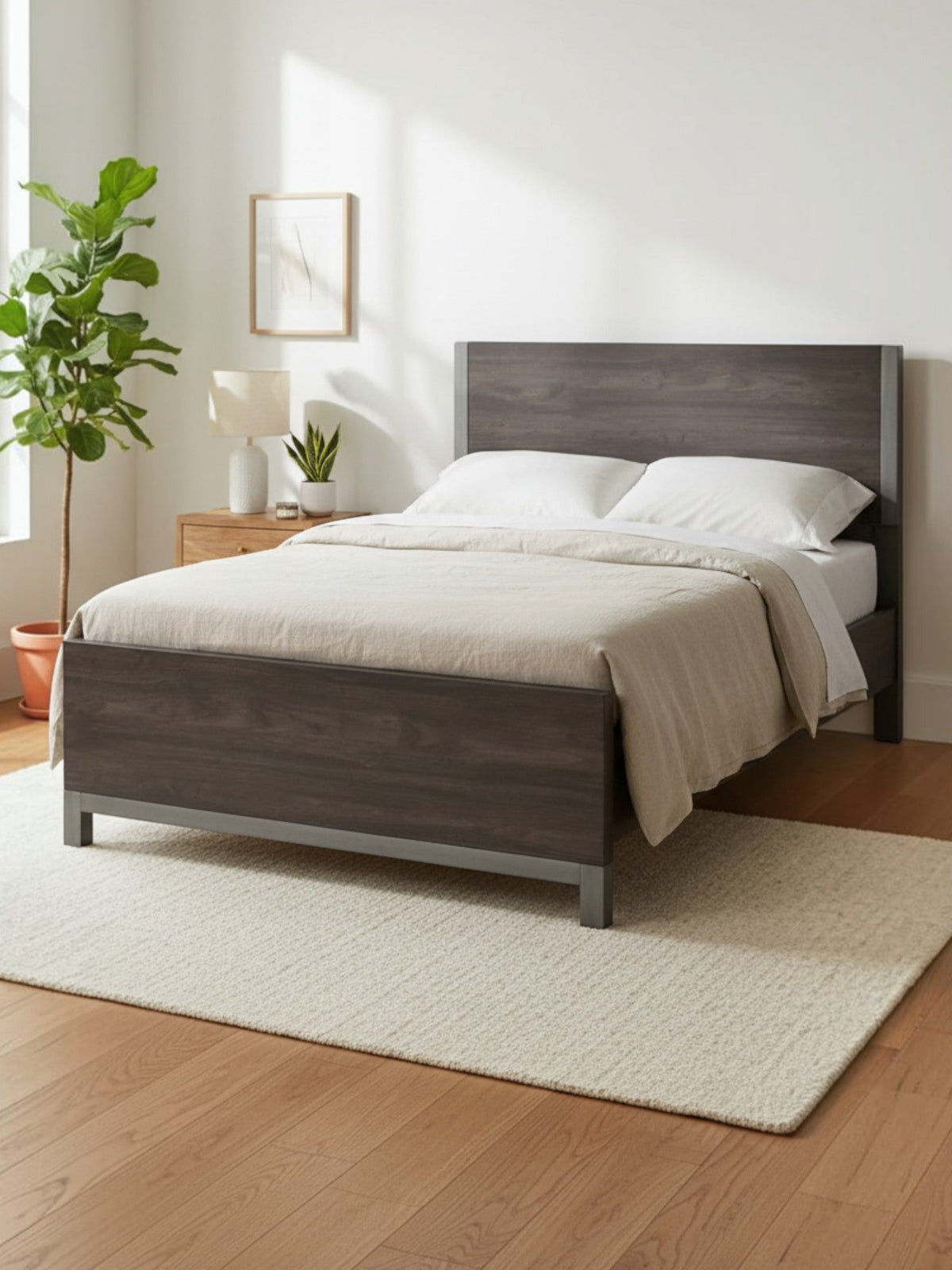 Lit simple Stella TOCO Meubles en bois gris avec détails en métal peint dans une chambre moderne et épurée.