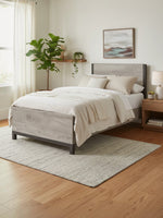 Lit simple Stella TOCO Meubles en mélamine grise effet bois avec détails en métal peint dans une chambre moderne