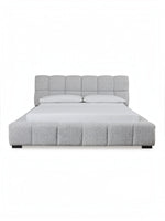 Très grand lit TOCO Meubles Sofia capitonné en tissu gris clair texturé Nuvella au design contemporain et élégant