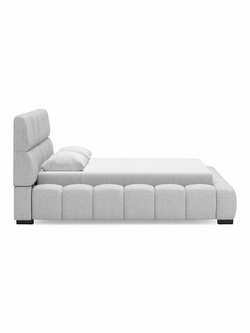 Lit capitonné gris clair TOCO Meubles Sofia avec tête de lit imposante et tissu texturé moderne
