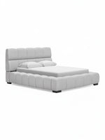 Grand lit Sofia TOCO Meubles gris clair capitonné en tissu texturé Nuvella avec tête de lit moderne et confortable