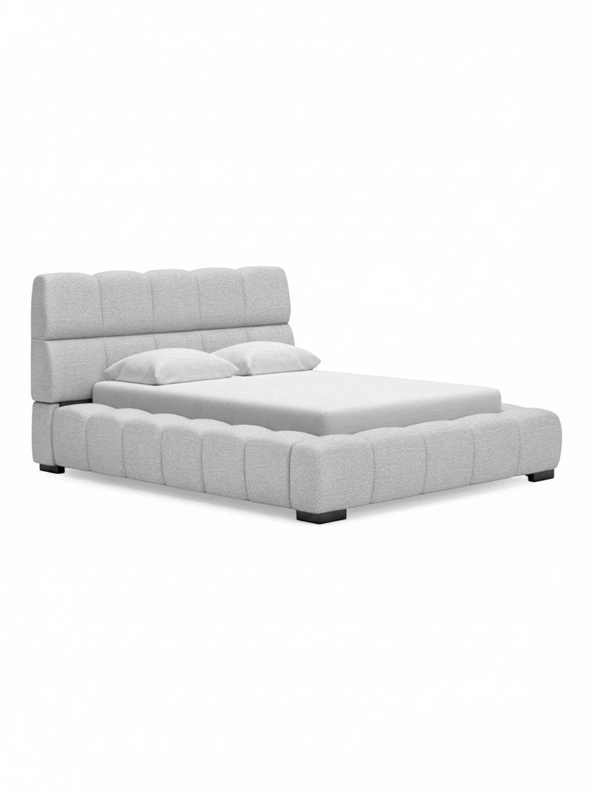 Grand lit Sofia TOCO Meubles gris clair capitonné en tissu texturé Nuvella avec tête de lit moderne et confortable