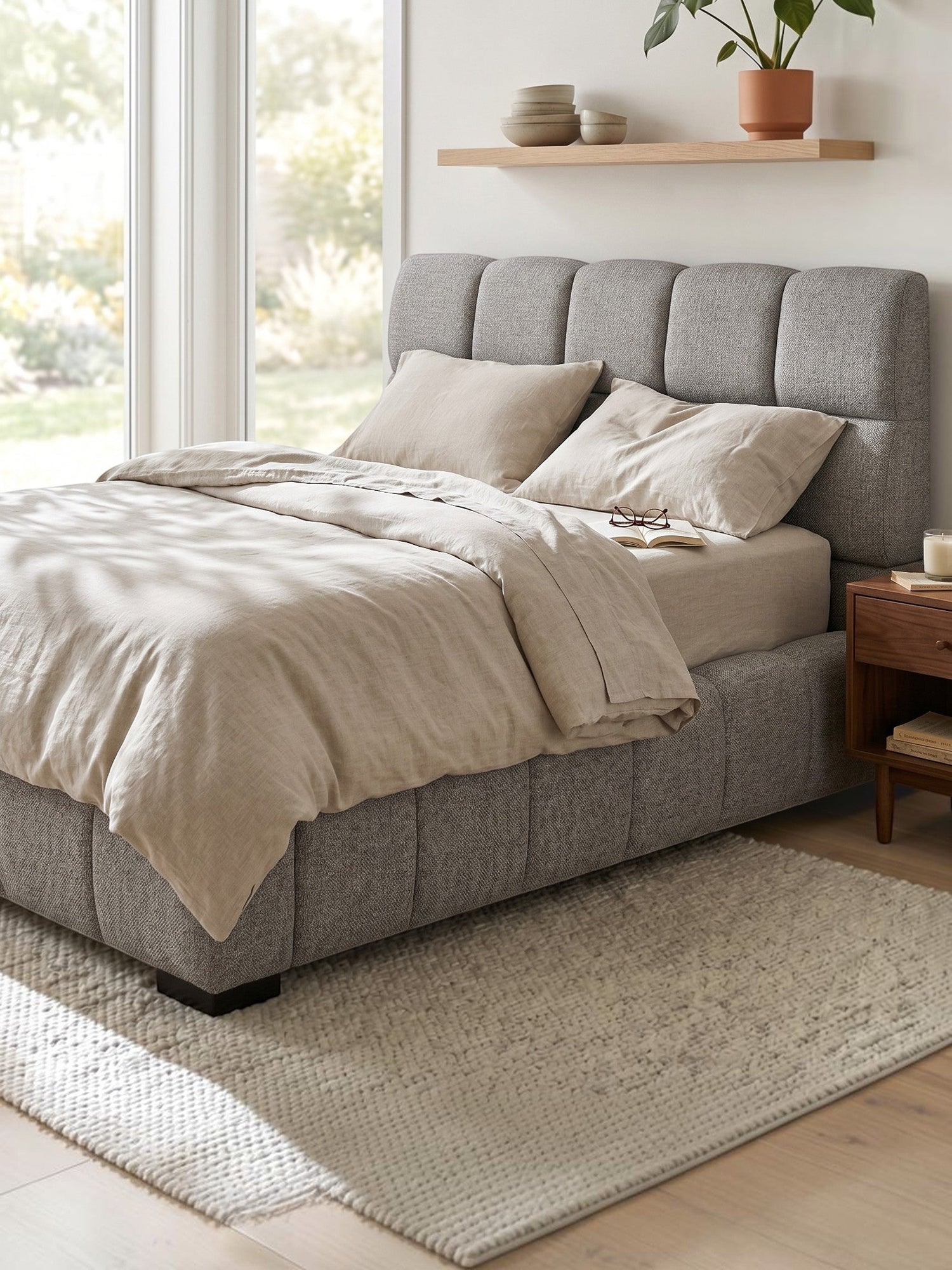 Grand lit Sofia TOCO Meubles gris clair capitonné en tissu texturé avec tête de lit imposante dans une chambre chic