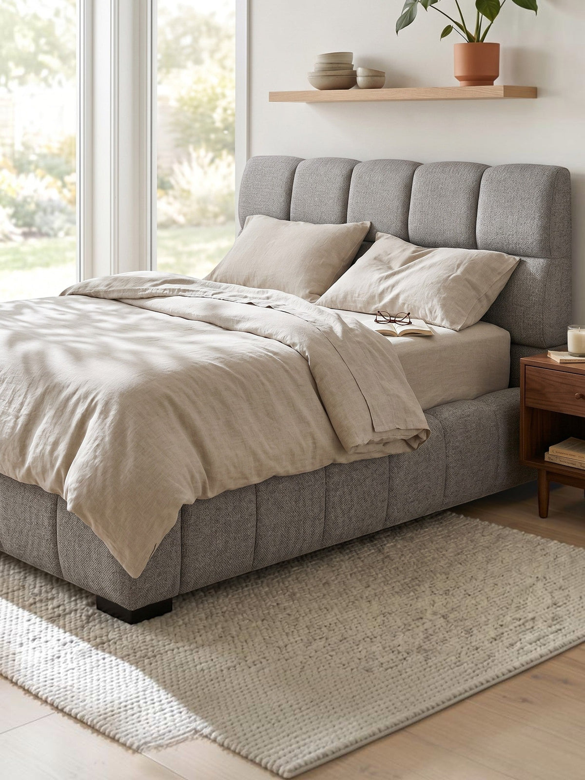 Grand lit Sofia TOCO Meubles gris clair capitonné en tissu texturé avec tête de lit imposante dans une chambre chic