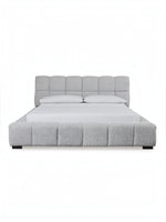Très grand lit TOCO Meubles Sofia capitonné en tissu gris clair texturé Nuvella au design contemporain et élégant