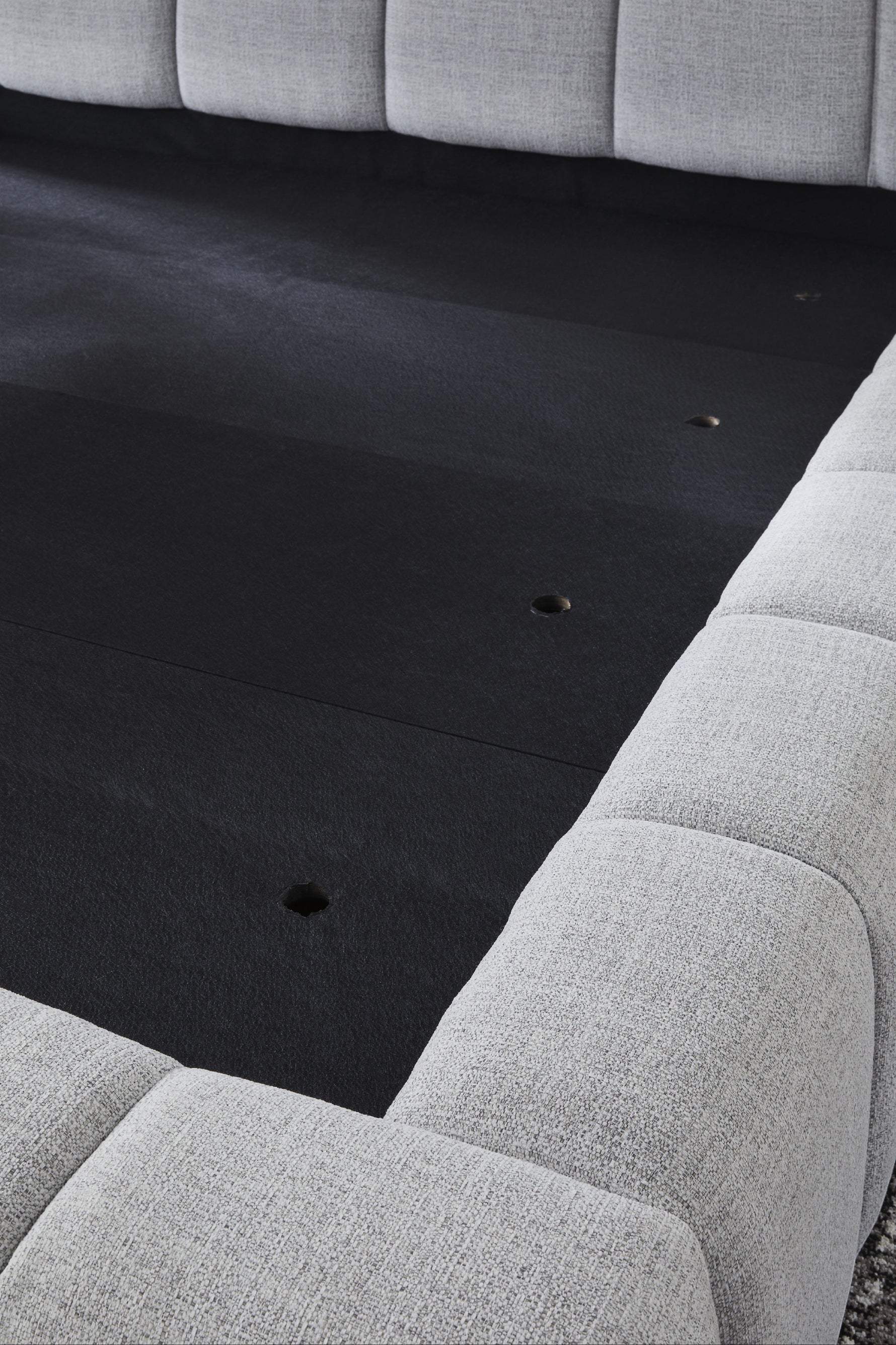 Grand lit Sofia TOCO Meubles capitonné gris clair en tissu texturé Nuvella, design contemporain.