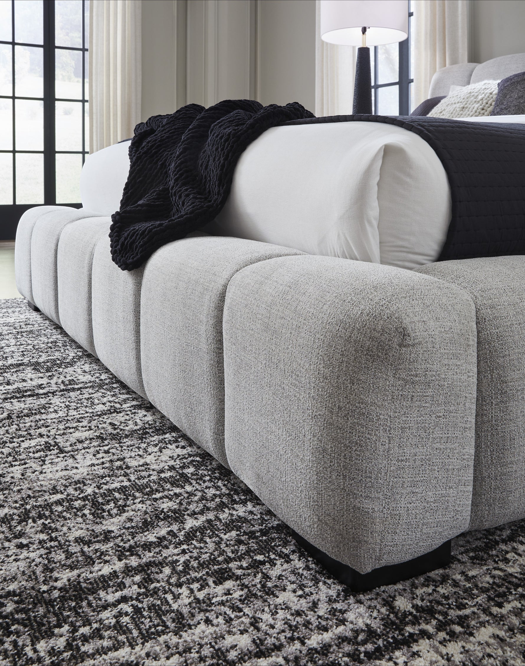 Lit Sofia TOCO Meubles gris clair capitonné en tissu texturé, design contemporain et doux.
