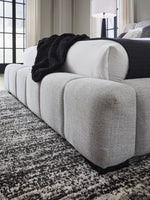 Très grand lit Sofia TOCO Meubles en tissu gris clair texturé avec capitonnage profond et design contemporain