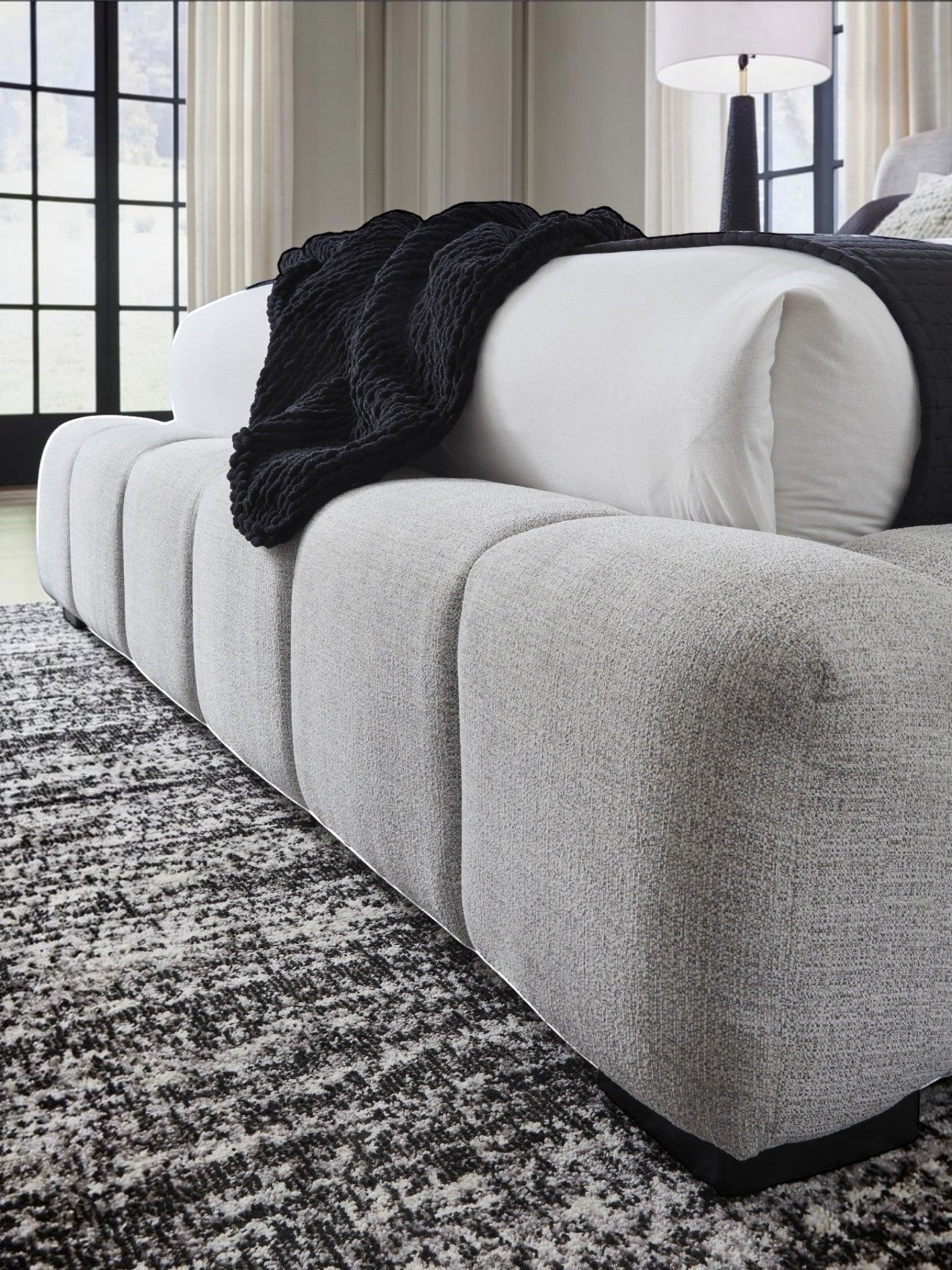 Lit capitonné TOCO Meubles Sofia en tissu gris clair texturé avec design contemporain et rembourrage généreux