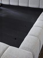 Lit très grand format TOCO Meubles Sofia en tissu gris clair texturé avec capitonnage profond et moderne