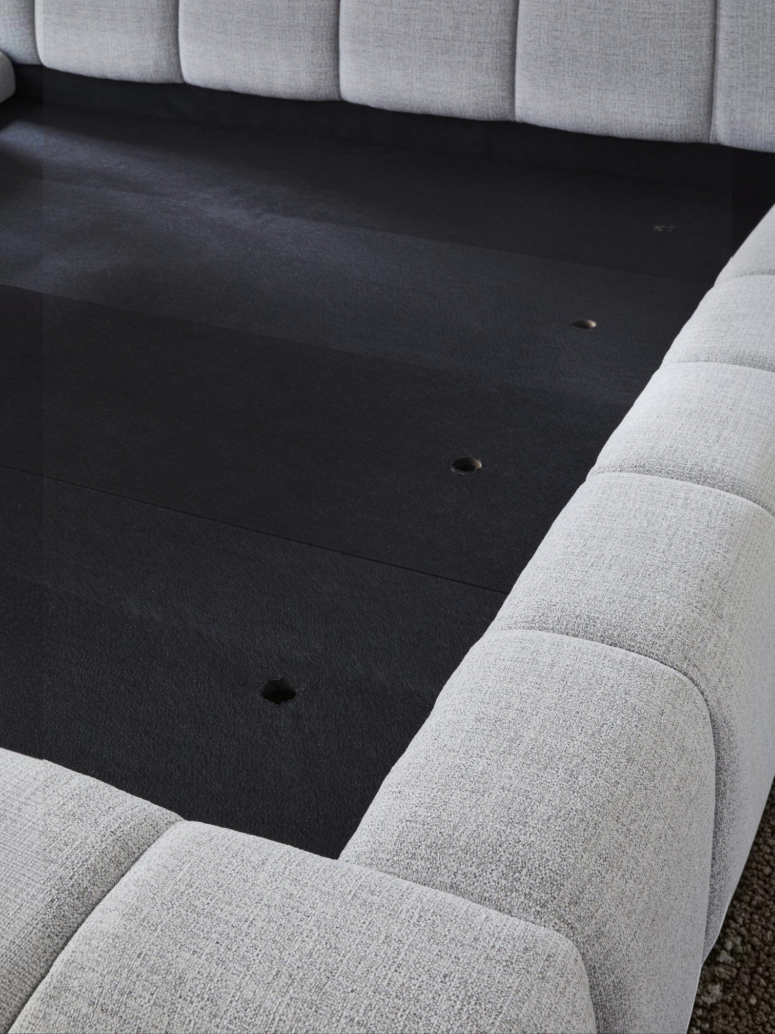 Lit très grand format TOCO Meubles Sofia en tissu gris clair texturé avec capitonnage profond et moderne