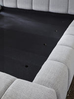 Lit très grand format TOCO Meubles Sofia en tissu gris clair texturé avec capitonnage profond et moderne