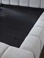 Lit TOCO Meubles Sofia gris clair en tissu texturé avec tête de lit capitonnée moderne et base noire