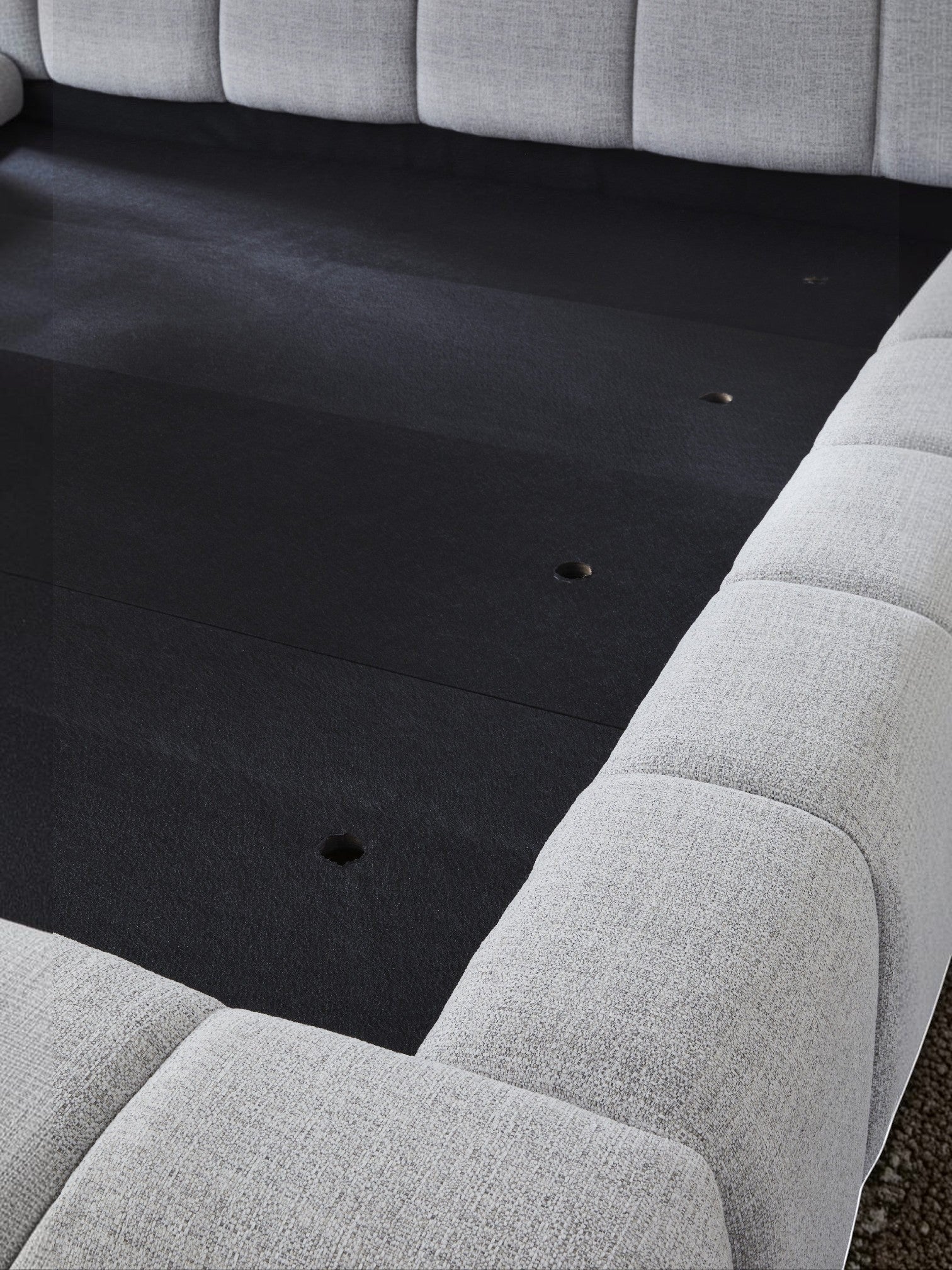 Lit TOCO Meubles Sofia gris clair en tissu texturé avec tête de lit capitonnée moderne et base noire