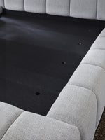 Lit TOCO Meubles Sofia gris clair en tissu texturé avec tête de lit capitonnée moderne et base noire