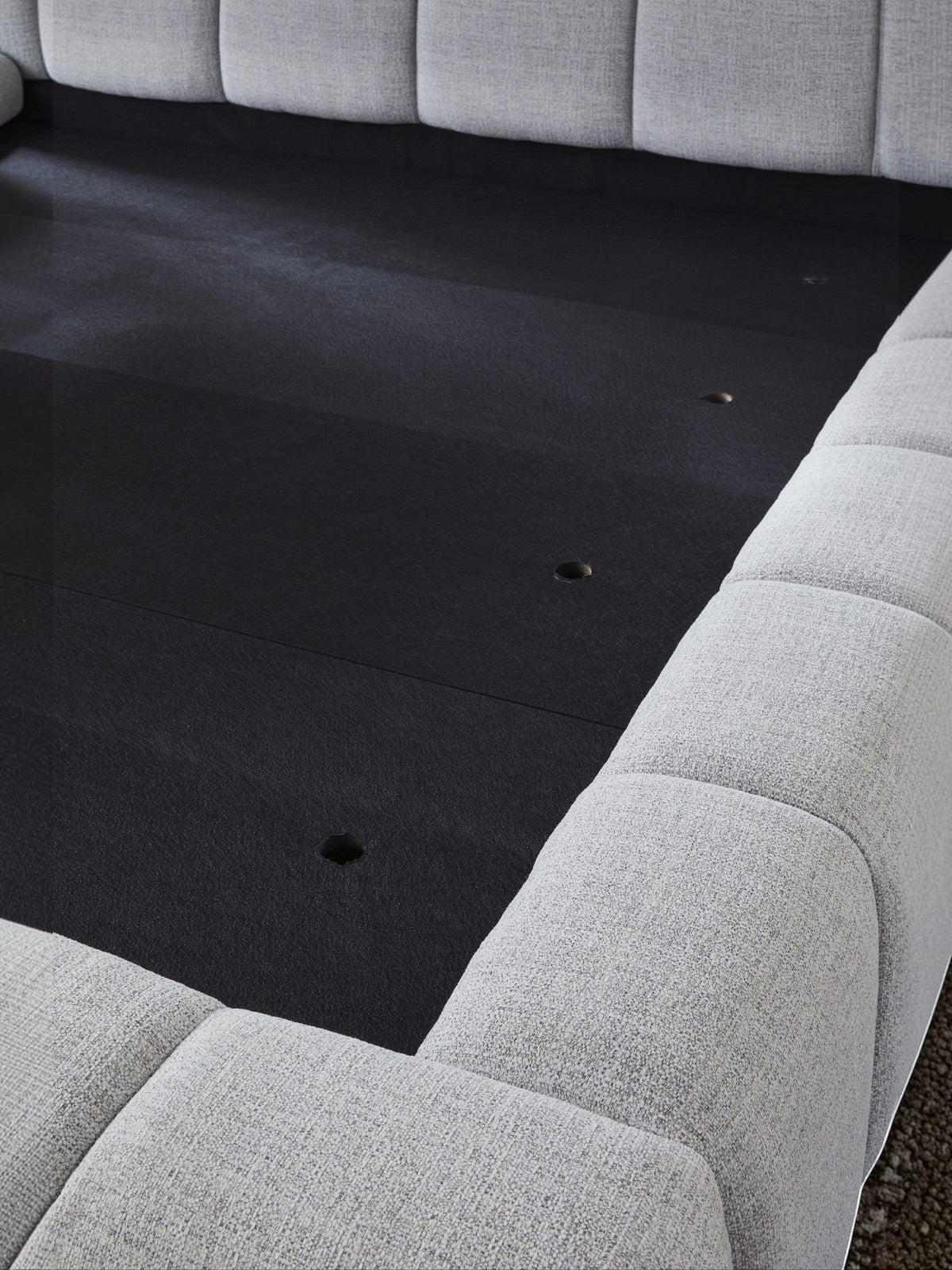 Lit TOCO Meubles Sofia gris clair en tissu texturé avec tête de lit capitonnée moderne et base noire