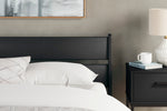 TOCO Meubles Grand Lit Solene en bois noir avec tête de lit épurée et coussin décoratif.
