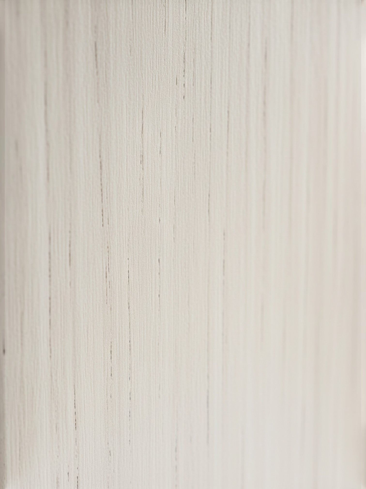 Gros plan sur la texture en bois clair du lit double Solene de TOCO Meubles avec ses veines verticales élégantes.