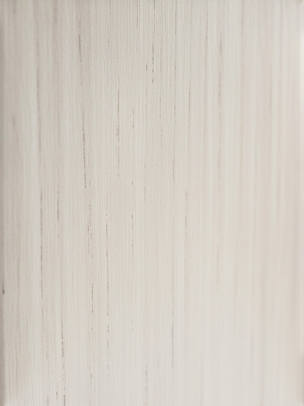Gros plan sur la texture en bois clair du lit double Solene de TOCO Meubles avec ses veines verticales élégantes.