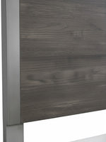 Gros plan sur le lit double Stella de TOCO Meubles en mélamine grise imitation bois avec bordure en métal peint.