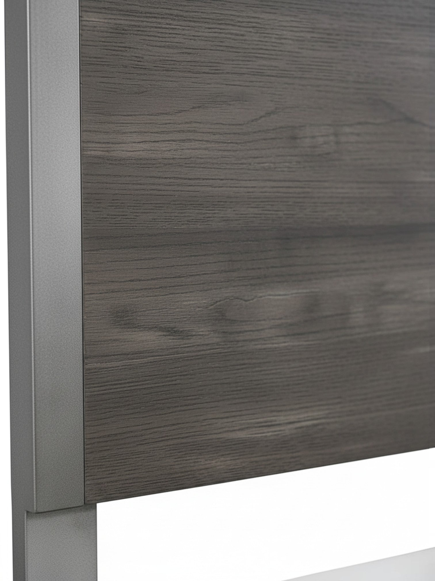 Gros plan sur le lit double Stella de TOCO Meubles en mélamine grise imitation bois avec bordure en métal peint.