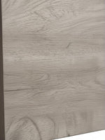 Gros plan sur le placage mélamine gris imitation bois du lit double Stella de TOCO Meubles avec texture réaliste