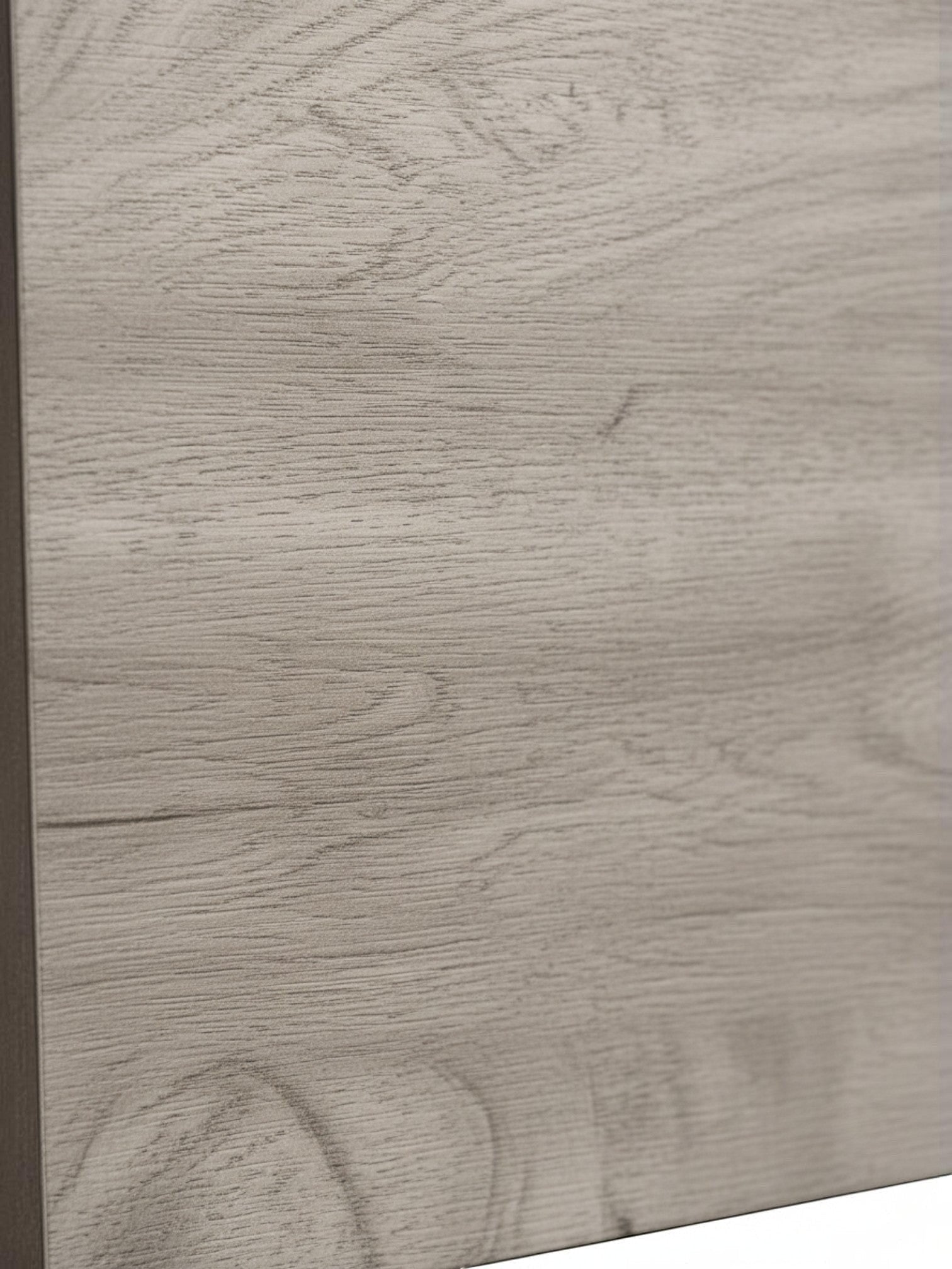 Gros plan sur le placage mélamine gris imitation bois du lit double Stella de TOCO Meubles avec texture réaliste