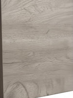 Gros plan sur le placage mélamine gris imitation bois du lit double Stella de TOCO Meubles avec texture réaliste