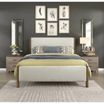 TOCO Meubles Grand lit Zavian en tissu chenille beige avec montants en bois de chêne, design moderne.