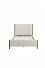Grand Lit Zavian TOCO Meubles en tissu chenille beige avec montants en bois fini chêne. Conception plateforme.