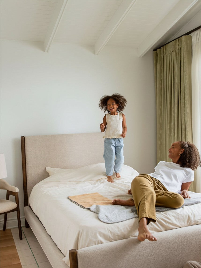Lit plateforme TOCO Meubles Zavian en tissu chenille beige avec montants en bois chêne dans une chambre lumineuse