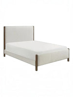 Très grand lit Zavian TOCO Meubles en tissu chenille beige avec montants en bois chêne au design plateforme moderne