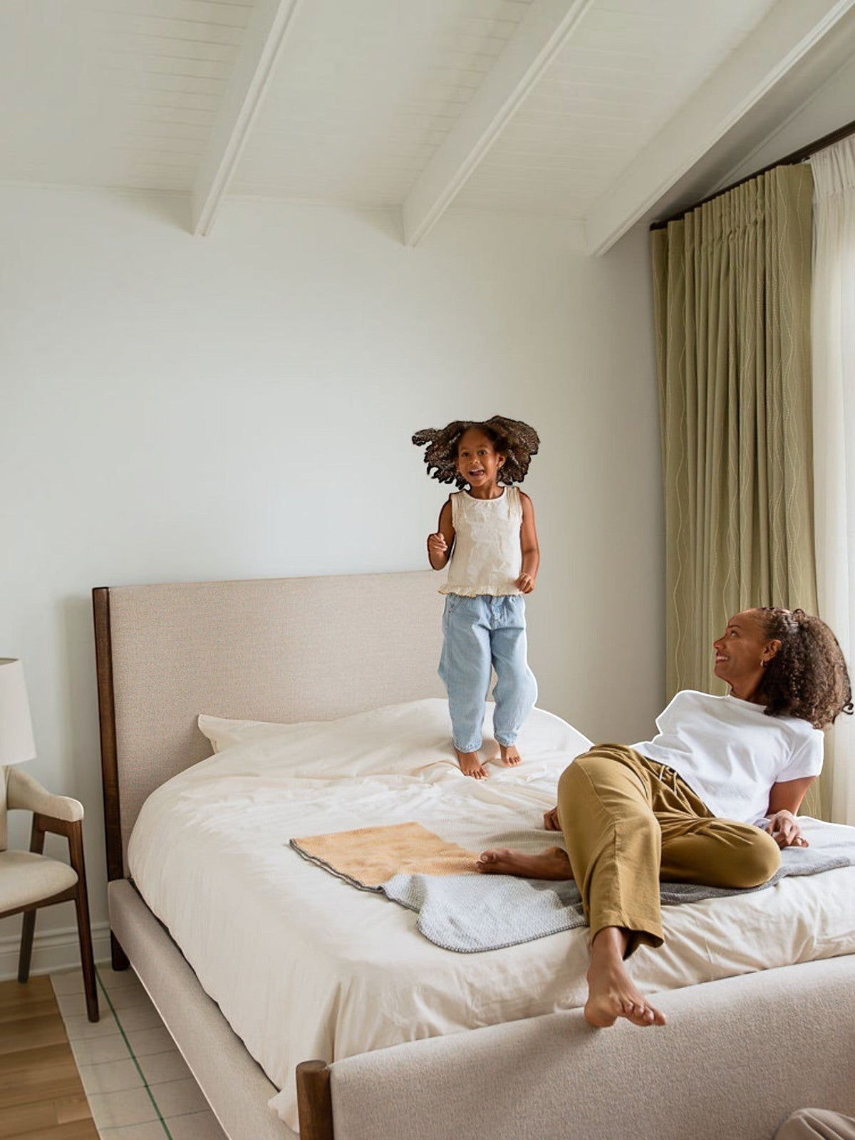 Lit king size Zavian TOCO Meubles en tissu chenille beige avec montants en chêne dans une chambre lumineuse