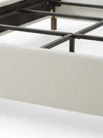 Détail du pied de lit TOCO Meubles Zavian en tissu chenille beige avec structure plateforme robuste