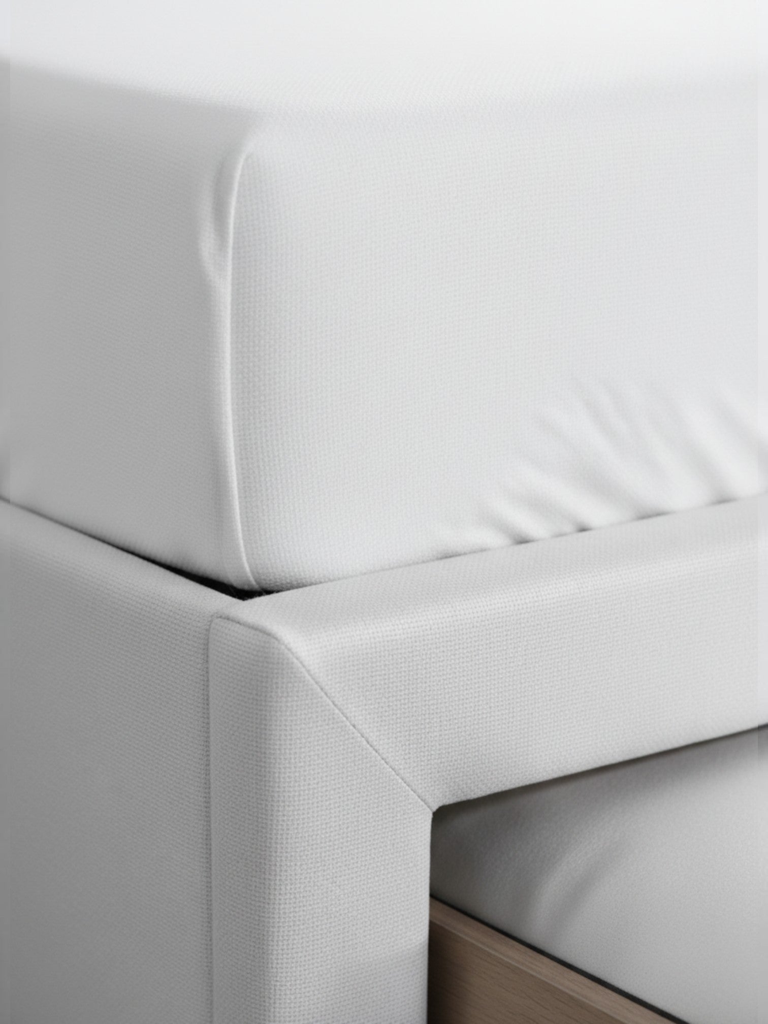 Gros plan sur le cadre de lit beige TOCO Meubles Zoey avec revêtement en tissu texturé et structure robuste