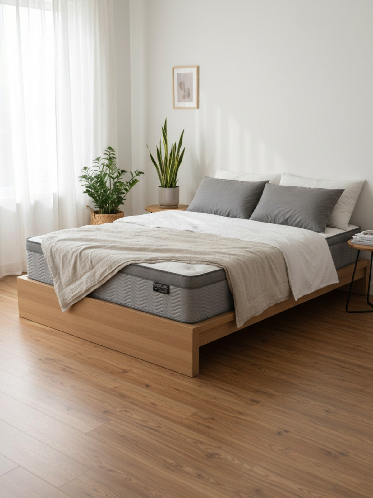 Matelas Back Care Quartet Grand TOCO Meubles gris avec ressorts ensachés dans une chambre lumineuse et moderne