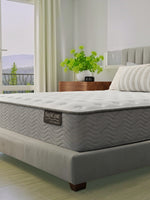 Matelas ferme BackCare Duo TOCO Meubles avec ressorts ensachés, mousse AirFeel et gel rafraîchissant dans une chambre
