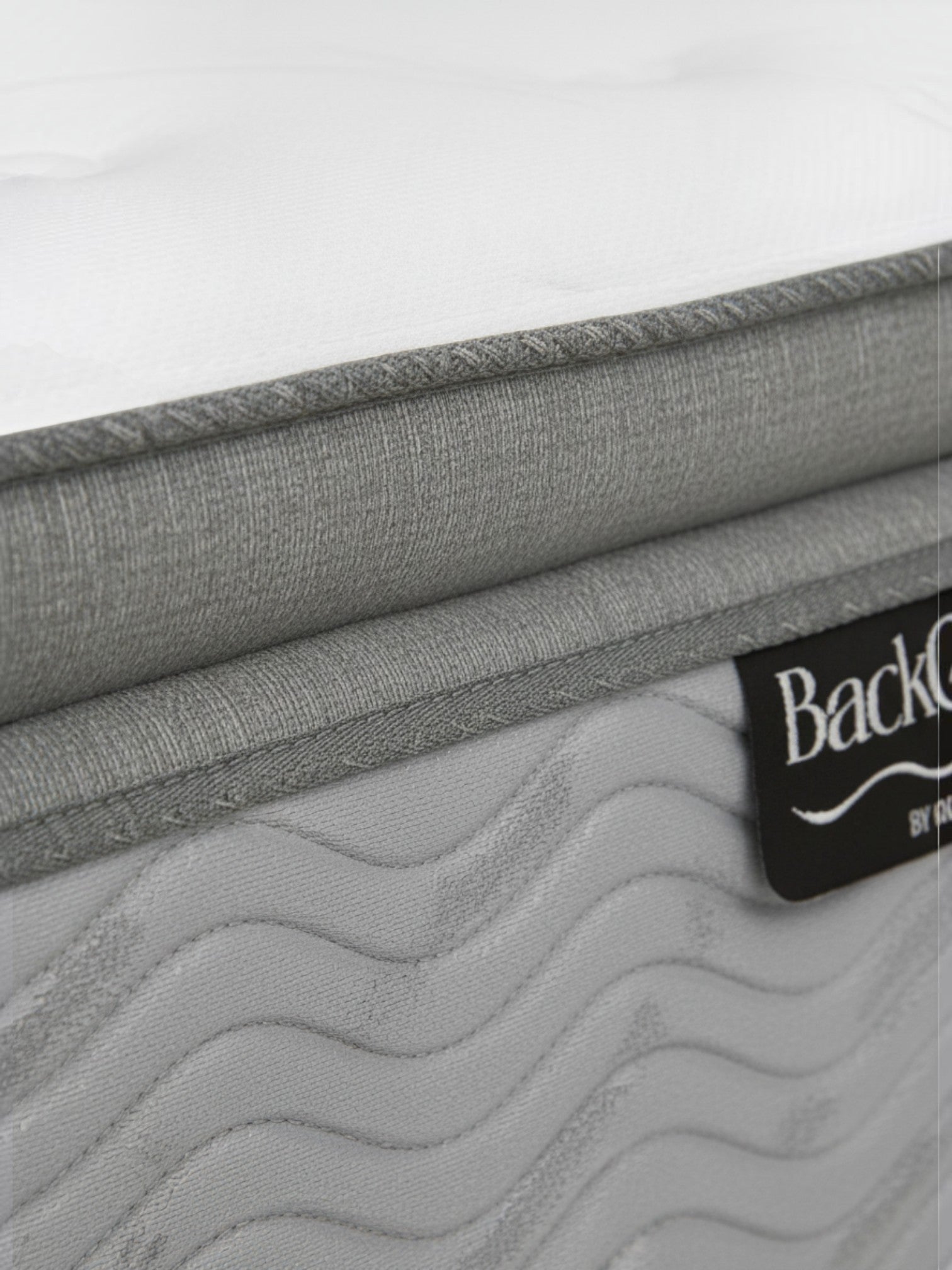 Gros plan sur le matelas TOCO Meubles BackCare Quintet avec finition grise texturée et coutures de qualité supérieure.