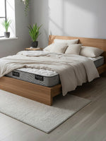 Matelas ferme BackCare Solo de TOCO Meubles avec mousse haute densité et fibres antimicrobiennes dans une chambre