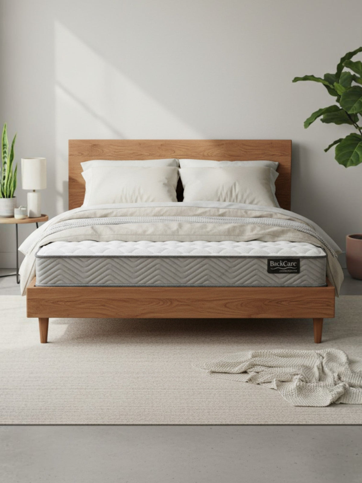 Matelas ferme BackCare Solo de TOCO Meubles avec mousse haute densité et fibres antimicrobiennes sur cadre en bois