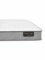Matelas BackCare Solo de TOCO Meubles avec surface blanche matelassée et bordure grise texturée en chevron