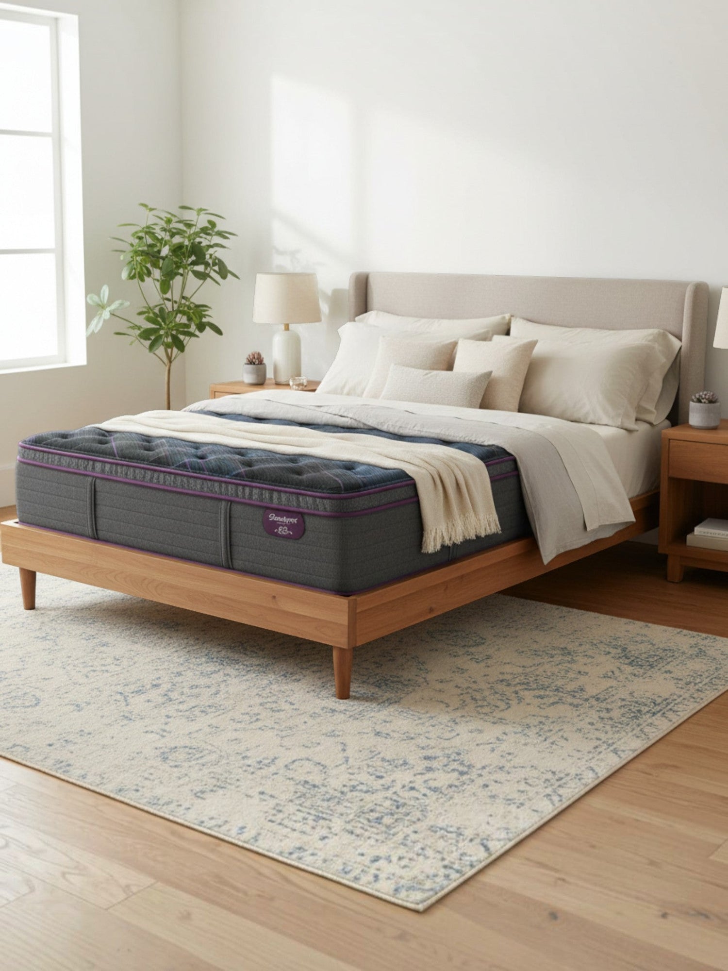 Matelas Beautyrest Asteris avec plateau coussin moelleux gris et violet dans une chambre moderne TOCO Meubles