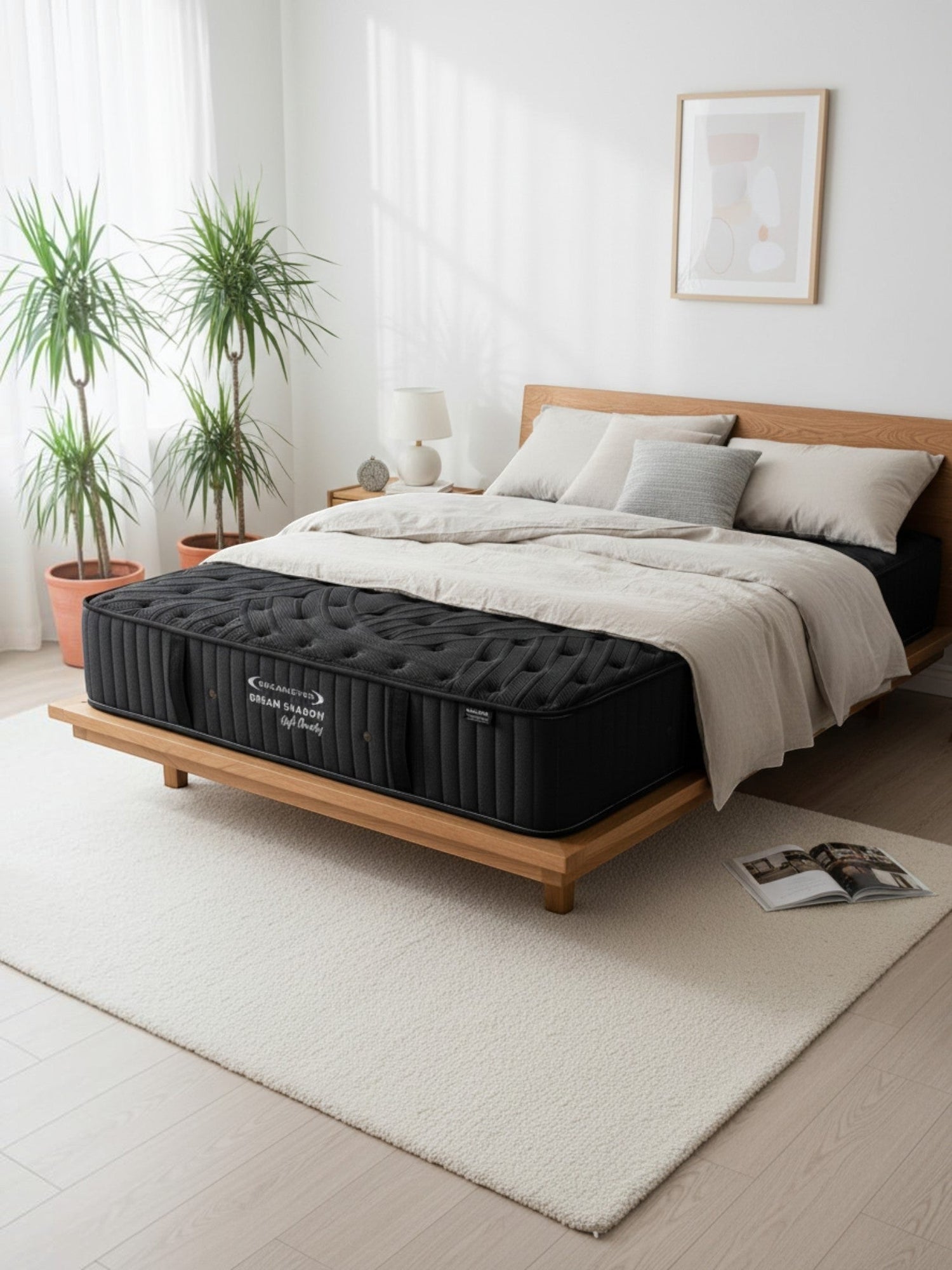 Matelas Dream Shadow HD noir ferme de TOCO Meubles sur un lit en bois dans une chambre lumineuse et moderne.
