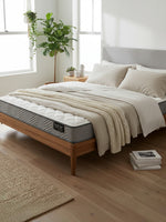 Matelas ferme BackCare Solo de TOCO Meubles avec mousse haute densité et AirFeel dans une chambre lumineuse