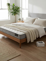 Matelas ferme BackCare Solo de TOCO Meubles avec mousse haute densité et AirFeel dans une chambre lumineuse