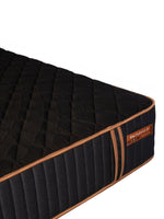 Matelas hybride TOCO Meubles Copper Sleep XF noir avec détails cuivrés, surface matelassée et contour renforcé.