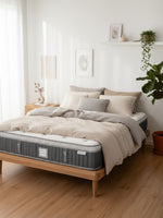Matelas Optima Très Grand de TOCO Meubles avec ressorts ensachés et gel rafraîchissant dans une chambre moderne.