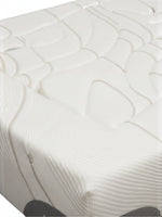 Gros plan sur le tissu blanc texturé du matelas Ultra Firm de TOCO Meubles avec motif ondulé et finition de luxe.