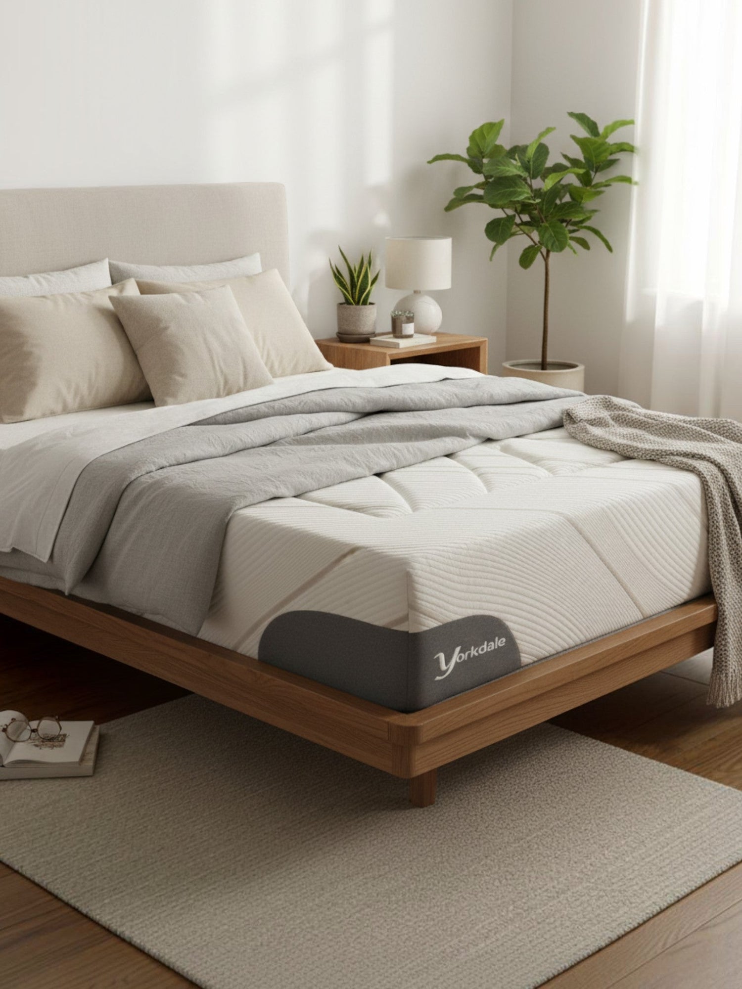 Matelas Ultra Firm TOCO Meubles double avec tissu rafraîchissant et mousse haute densité dans une chambre moderne