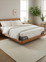 Matelas Ultra Firm TOCO Meubles très grand format avec tissu rafraîchissant sur un cadre de lit en bois moderne.